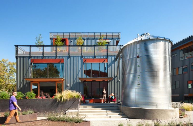 Building with rainwater cistern